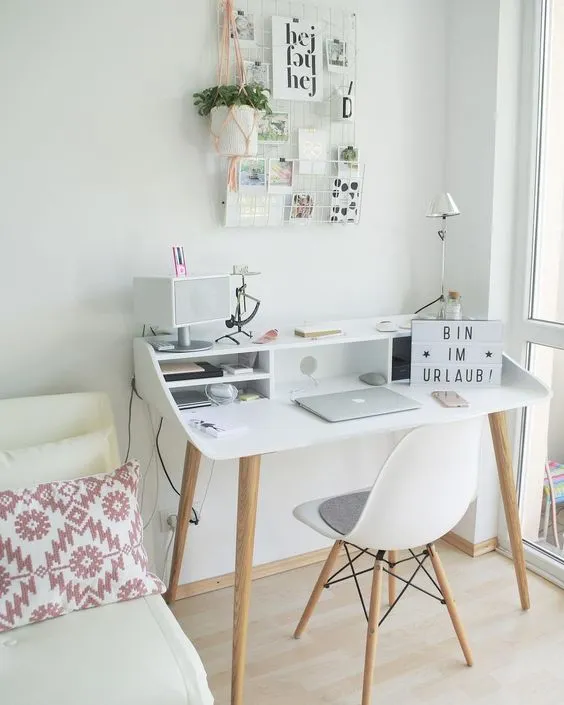 16 Ide Meja Belajar yang Rapi dan Cocok untuk Kamar Ukuran Mini. Nggak Akan Mager Lagi Kalau Udah Begini! 29