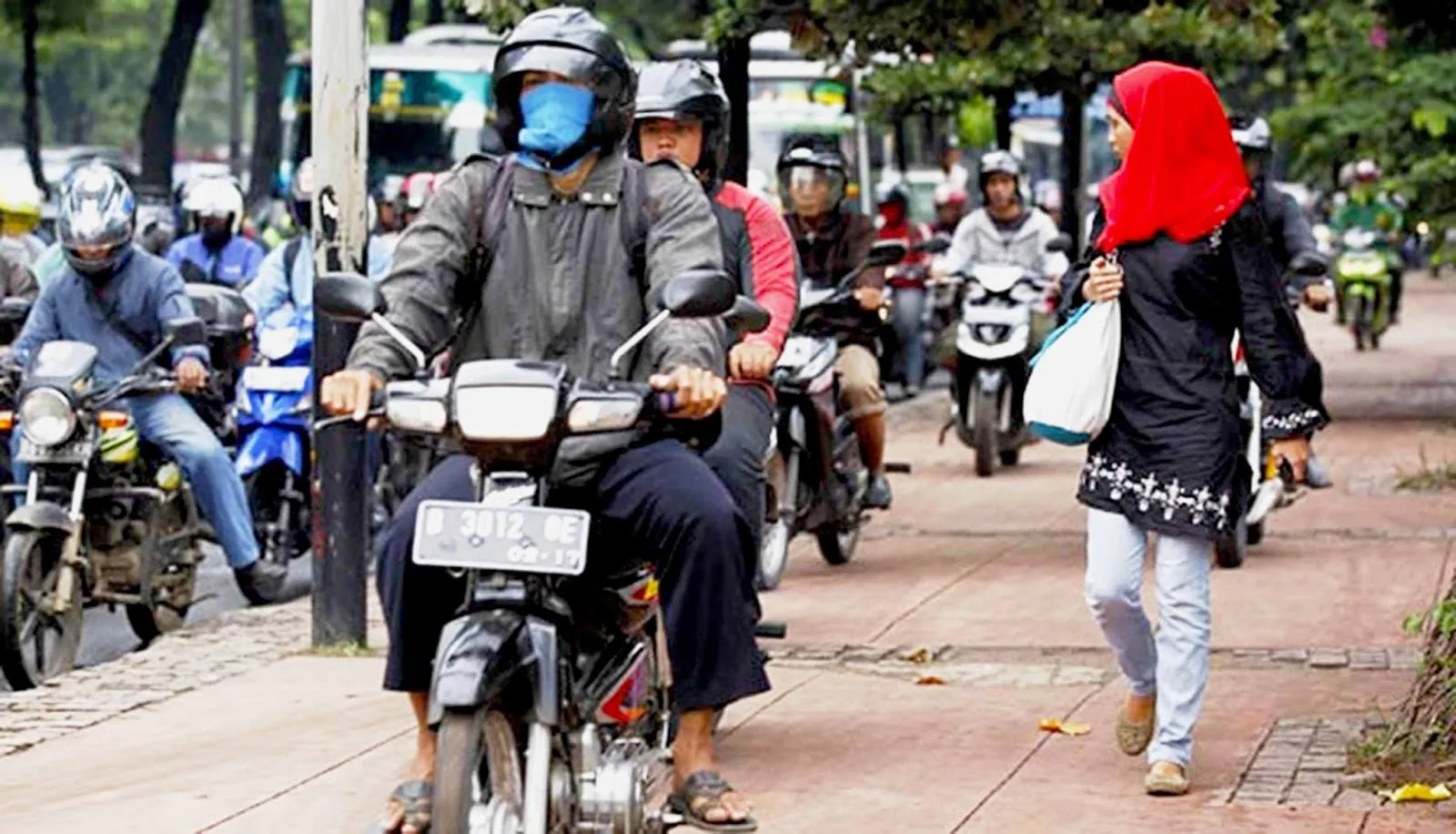 Perjuangkan Hak Pejalan Kaki, Warganet ini Justru Kena Semprot Ibu-ibu. Hmm, Salah Siapa? 5