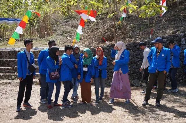 8 Alasan Kamu Bisa Terlibat Cinlok di Tempat KKN. Momen Bikin Was-was Bagi yang Punya Pasangan 15