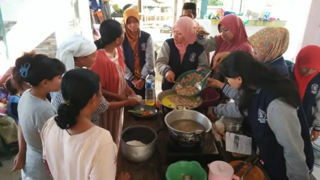 8 Alasan Kamu Bisa Terlibat Cinlok di Tempat KKN. Momen Bikin Was-was Bagi yang Punya Pasangan 9