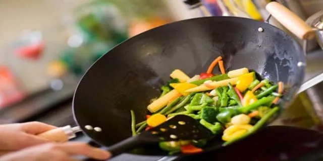 Awal Mula Kenapa Kita Jadi Suka Banget Makan Gorengan, Bahkan Kol aja Harus Digoreng Dulu Baru Puas 7