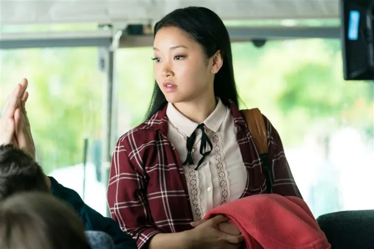 Sontek 8 Gaya Busana Khas Remaja Ala 'Lara Jean', Si Cantik dari To All The Boy's I've Loved Before Yuk! 18