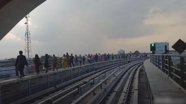Asian Games Tinggal Menghitung Hari, LRT Palembang Malah Mogok Terus. Penumpangnya Harus Jalan Kaki 4