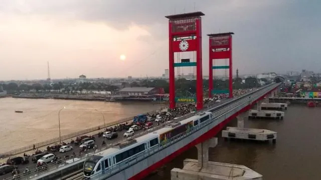 Asian Games Tinggal Menghitung Hari, LRT Palembang Malah Mogok Terus. Penumpangnya Harus Jalan Kaki 5