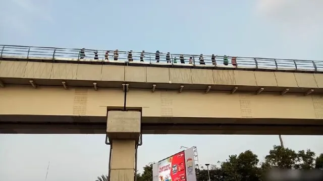 Asian Games Tinggal Menghitung Hari, LRT Palembang Malah Mogok Terus. Penumpangnya Harus Jalan Kaki 6