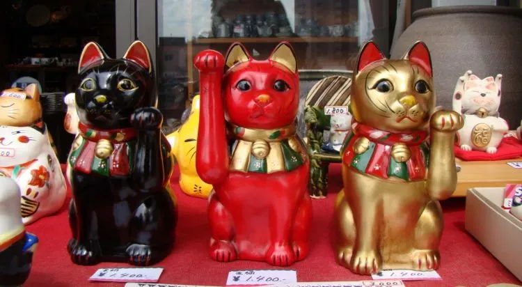5 Fakta Unik Patung Kucing Melambai Pembawa Keberuntungan. Yang Banyak Ditemui di Toko-toko Itu Lho 9