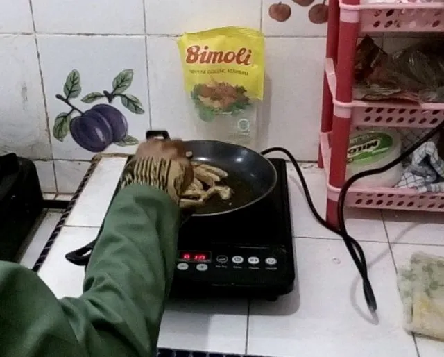 12 Perabotan Kamar Kos yang Bisa Dibawa dari Rumah. Merepotkan Finansial Orangtua Kalau Beli Lagi 16