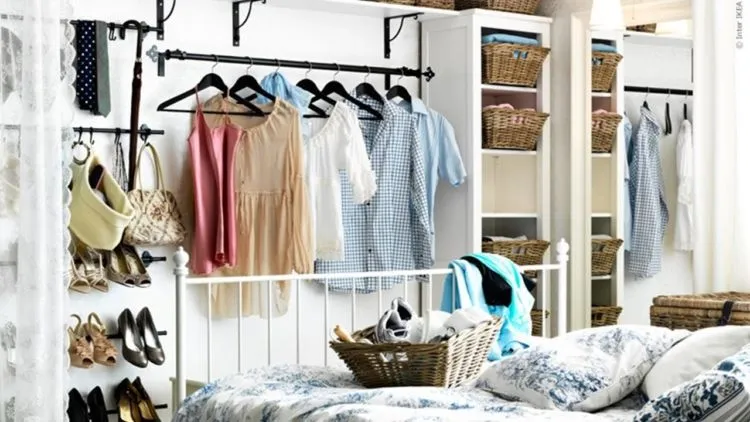 15 Inspirasi Open Wardrobe Cantik Memikat di Kamar. Berasa Lagi Belanja di Rumah Sendiri Sih Kalau Dipajang Begini 17