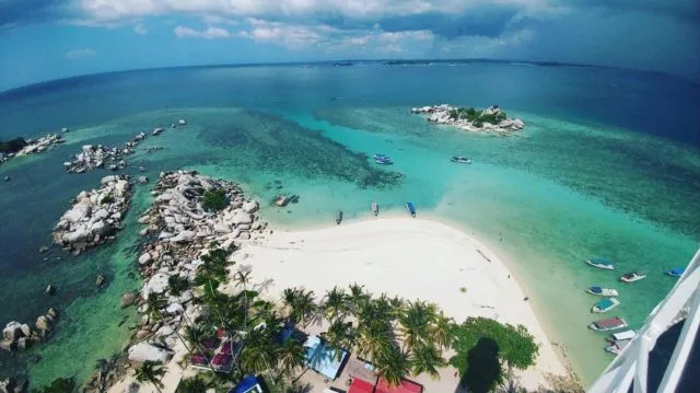 10 Destinasi Hits di Negeri Laskar Pelangi, Belitung. Keindahan Pantainya Bikin Males Pulang! 13