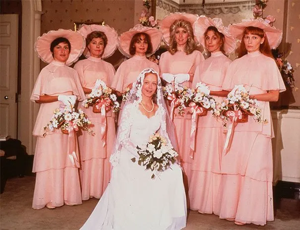 13 Kostum Bridesmaid Lawas ini Kayaknya Bisa Bikin Ngakak deh. Kalau Zaman Dulu sih Dibilang Keren 21
