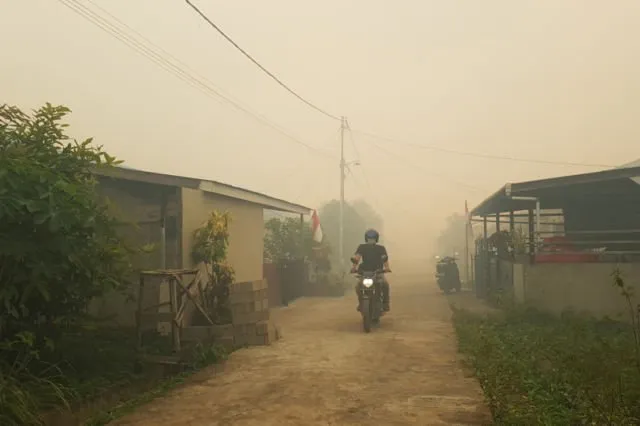 Pontianak Sedang Darurat Kabut Asap. Lihat Deh Parahnya Bencana yang Banyak Luput dari Perhatian Ini 17