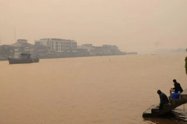 Pontianak Sedang Darurat Kabut Asap. Lihat Deh Parahnya Bencana yang Banyak Luput dari Perhatian Ini 11