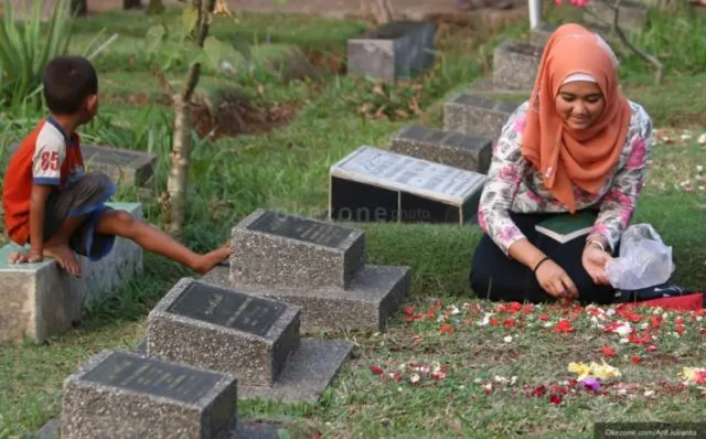 7 Hal yang Masih Bisa Kamu Lakukan Untuk Orangtua yang Telah Tiada, Agar Beliau Tenang di Sisi-Nya 12