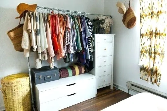 15 Inspirasi Open Wardrobe Cantik Memikat di Kamar. Berasa Lagi Belanja di Rumah Sendiri Sih Kalau Dipajang Begini 18