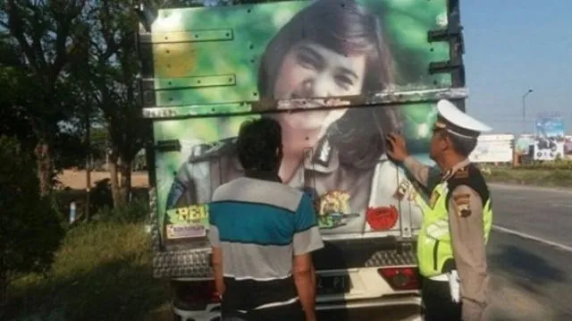 Sering Bikin Salah Fokus, Ternyata Ini Fakta di Balik Gambar atau Tulisan Nyeleneh di Belakang Truk 9