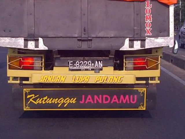 Sering Bikin Salah Fokus, Ternyata Ini Fakta di Balik Gambar atau Tulisan Nyeleneh di Belakang Truk 6