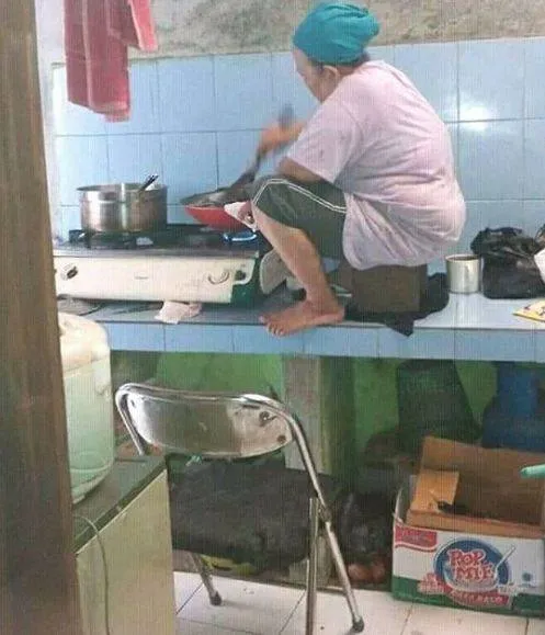 Nggak Cuma di Jalan, 11 Tingkah Emak Saat Masak ini Bukti Mereka Memang Kocak! #ThePowerofEmakEmak 8