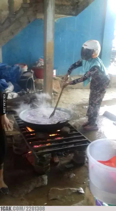 Nggak Cuma di Jalan, 11 Tingkah Emak Saat Masak ini Bukti Mereka Memang Kocak! #ThePowerofEmakEmak 11