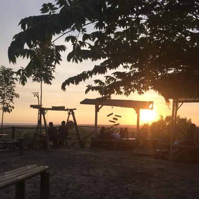 Dear Penikmat Senja, 10 Tempat Nongkrong di Jogja Ini Cocok untuk Menikmati Sunset yang Istimewa! 16