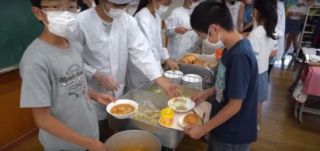 12 Fakta Betapa Spesialnya Tradisi Makan Siang di Jepang. Tiap Sekolah Punya Dapur Sekelas Hotel Lho 17