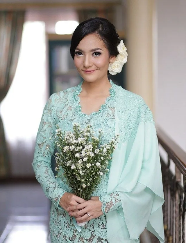 14+ Ide Selendang Sampiran di Bahu buat Padanan Kebaya. Anggun dan Istimewa! 16