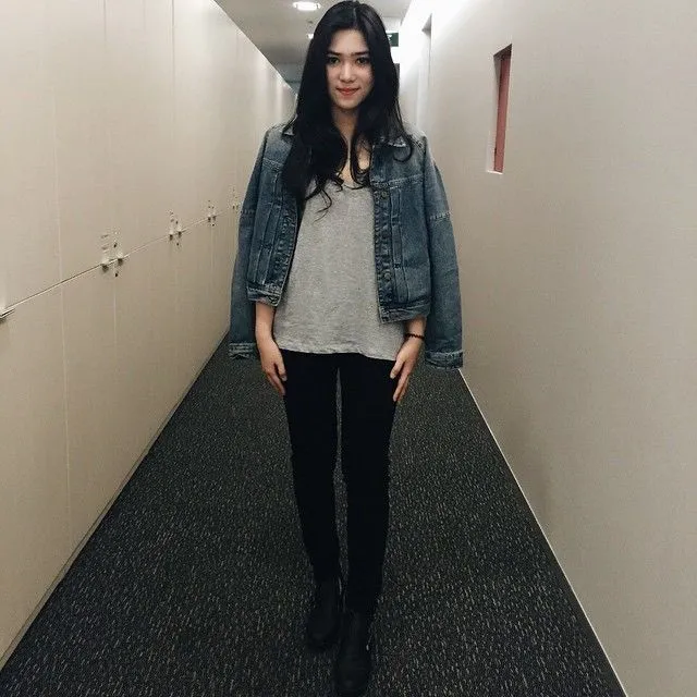 8 Padu Padan Kasual Ala Artis yang Bisa Kamu Coba. Biar Terlihat Kece Di Kamera 14