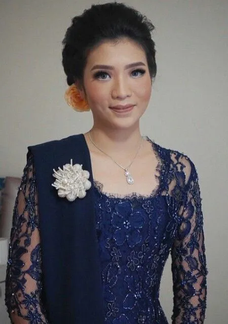 14+ Ide Selendang Sampiran di Bahu buat Padanan Kebaya. Anggun dan Istimewa! 22
