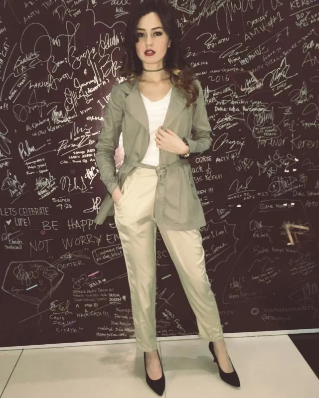 10 Style Tertutup Para Artis Ini Bisa Jadi Referensi, Bahkan untuk Kamu yang Berhijab 16
