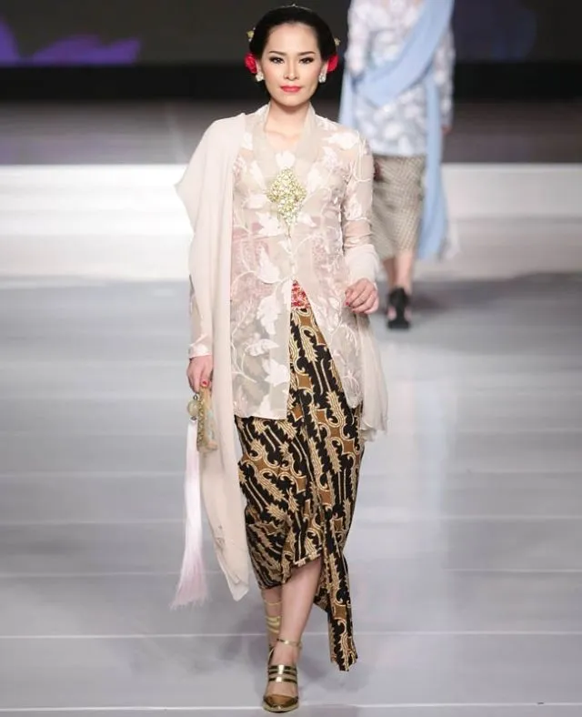 14+ Ide Selendang Sampiran di Bahu buat Padanan Kebaya. Anggun dan Istimewa! 17