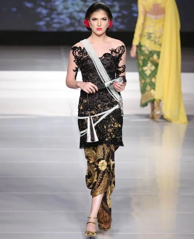 14+ Ide Selendang Sampiran di Bahu buat Padanan Kebaya. Anggun dan Istimewa! 21