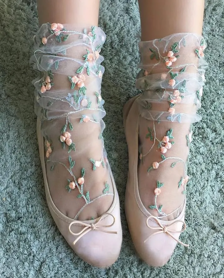 12 Kaus Kaki yang Manis Dipadu dengan High-heel. Kalau Sudah Begini, Siapa yang Tak Tergoda? 13