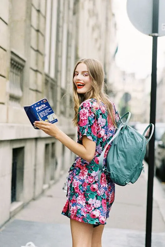 10+ Inspirasi Gaya Supermodel Kelas Dunia Mengenakan Tas Ransel. Saat Off-Catwalk, Mereka Pun Tak Beda Seperti Kita 17