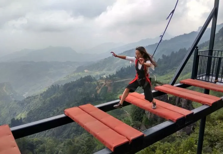 Taman Bermain Paling Ngeri di Dunia Ada di China. Ada Jembatan Kaca Digantung Setinggi 120 Meter! 14