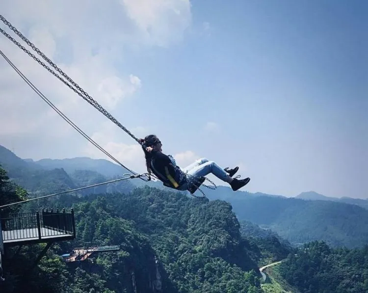 Taman Bermain Paling Ngeri di Dunia Ada di China. Ada Jembatan Kaca Digantung Setinggi 120 Meter! 13