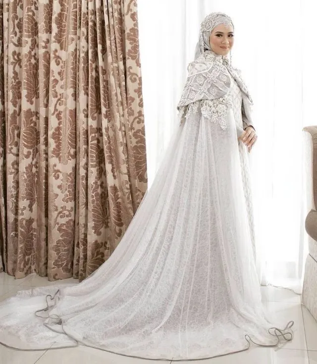 15 Model Gaun Pengantin yang Sopan & Tampil Mewah 30