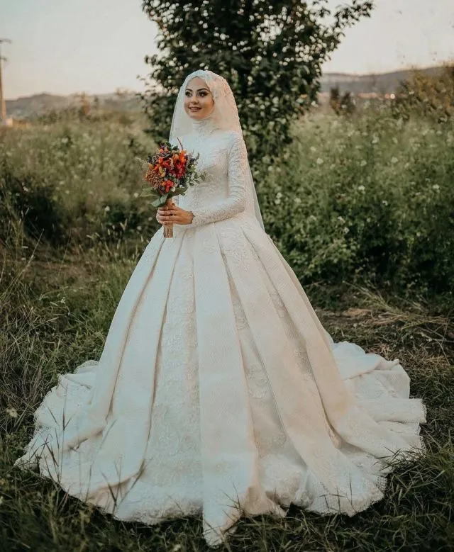 15 Model Gaun Pengantin yang Sopan & Tampil Mewah 19