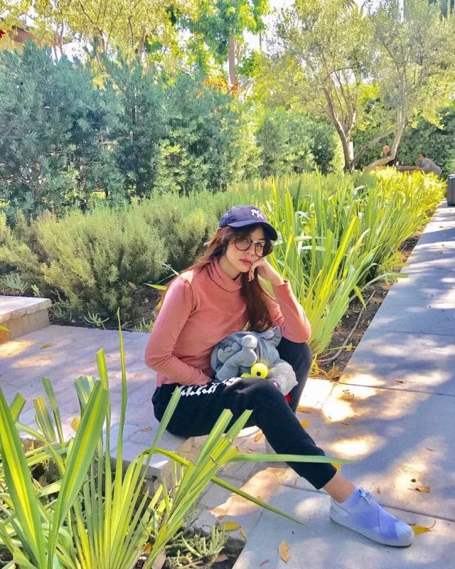 8 Padu Padan Kasual Ala Artis yang Bisa Kamu Coba. Biar Terlihat Kece Di Kamera 15