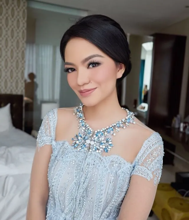 12+ Rupa-rupa Kebaya Bertabur Kristal Swarovski. Lagi Hits buat Lamaran atau Acara Resepsi 14