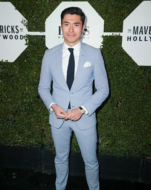 Lupakan Dulu Oppa-oppa Korea, Ini 15 Pesona Aktor Crazy Rich Asians Henry Golding dalam Setelan Jas 17