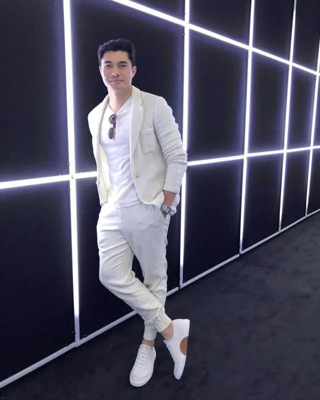 Lupakan Dulu Oppa-oppa Korea, Ini 15 Pesona Aktor Crazy Rich Asians Henry Golding dalam Setelan Jas 24