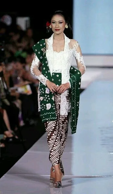 14+ Ide Selendang Sampiran di Bahu buat Padanan Kebaya. Anggun dan Istimewa! 27