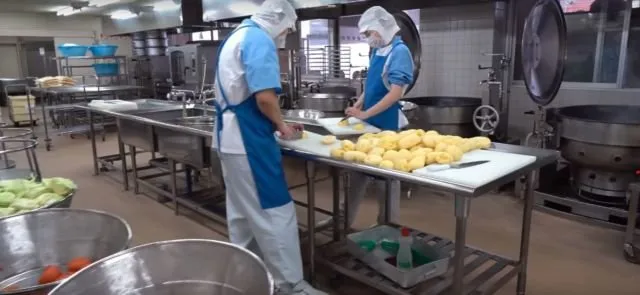 12 Fakta Betapa Spesialnya Tradisi Makan Siang di Jepang. Tiap Sekolah Punya Dapur Sekelas Hotel Lho 15