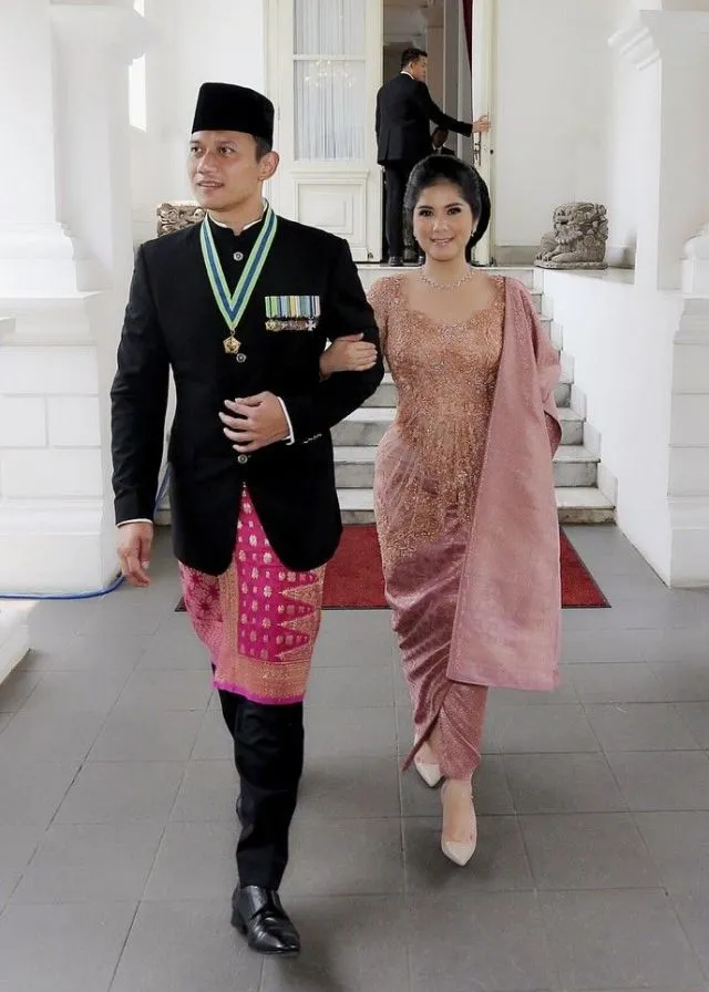 14+ Ide Selendang Sampiran di Bahu buat Padanan Kebaya. Anggun dan Istimewa! 19