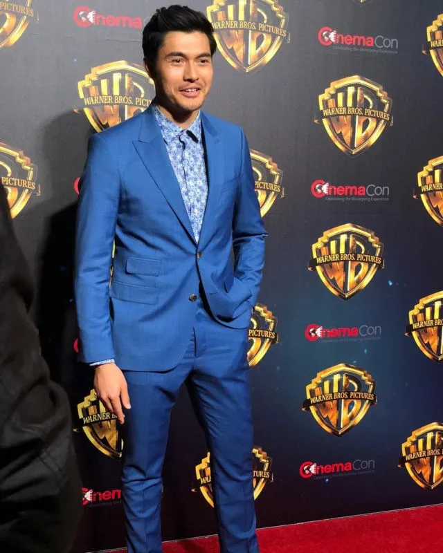 Lupakan Dulu Oppa-oppa Korea, Ini 15 Pesona Aktor Crazy Rich Asians Henry Golding dalam Setelan Jas 19