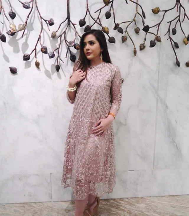 10 Style Tertutup Para Artis Ini Bisa Jadi Referensi, Bahkan untuk Kamu yang Berhijab 20