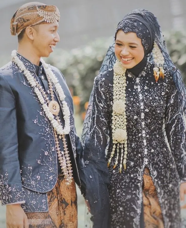12+ Rupa-rupa Kebaya Bertabur Kristal Swarovski. Lagi Hits buat Lamaran atau Acara Resepsi 18