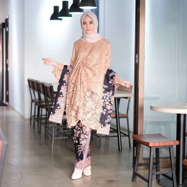 14+ Ide Selendang Sampiran di Bahu buat Padanan Kebaya. Anggun dan Istimewa! 20