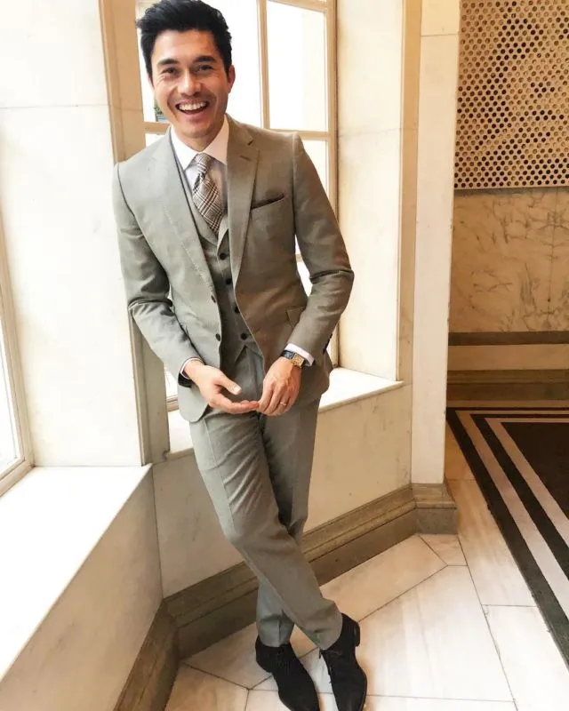 Lupakan Dulu Oppa-oppa Korea, Ini 15 Pesona Aktor Crazy Rich Asians Henry Golding dalam Setelan Jas 16