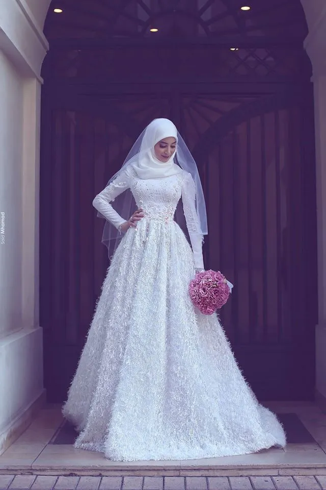 15 Model Gaun Pengantin yang Sopan & Tampil Mewah 24