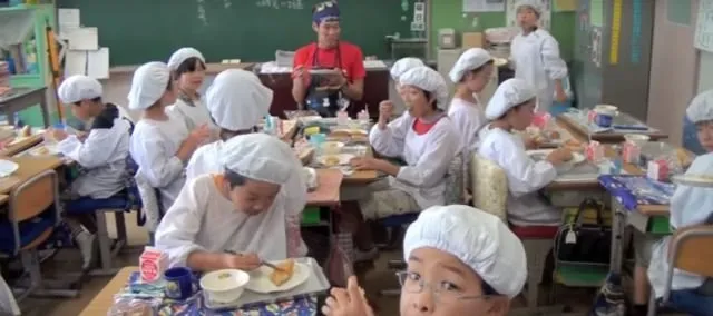 12 Fakta Betapa Spesialnya Tradisi Makan Siang di Jepang. Tiap Sekolah Punya Dapur Sekelas Hotel Lho 18